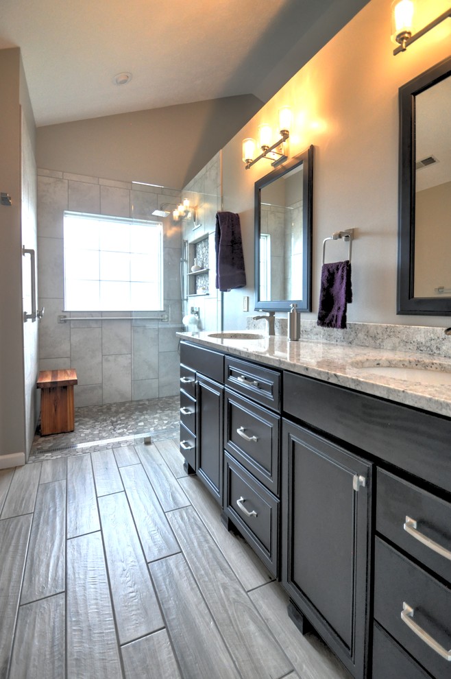 Idéer för att renovera ett mellanstort vintage flerfärgad flerfärgat en-suite badrum, med möbel-liknande, svarta skåp, en kantlös dusch, en toalettstol med separat cisternkåpa, grå kakel, keramikplattor, grå väggar, klinkergolv i keramik, ett undermonterad handfat, granitbänkskiva, grått golv och med dusch som är öppen