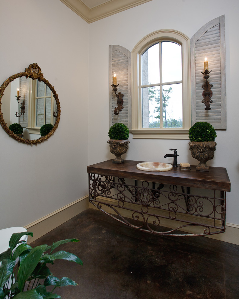 Источник вдохновения для домашнего уюта: большая главная ванная комната в классическом стиле с открытыми фасадами, серыми стенами, бетонным полом, накладной раковиной, столешницей из дерева и коричневым полом