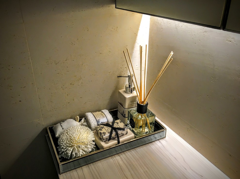 Cette photo montre une petite salle de bain tendance avec un carrelage beige, des carreaux de céramique et un mur beige.