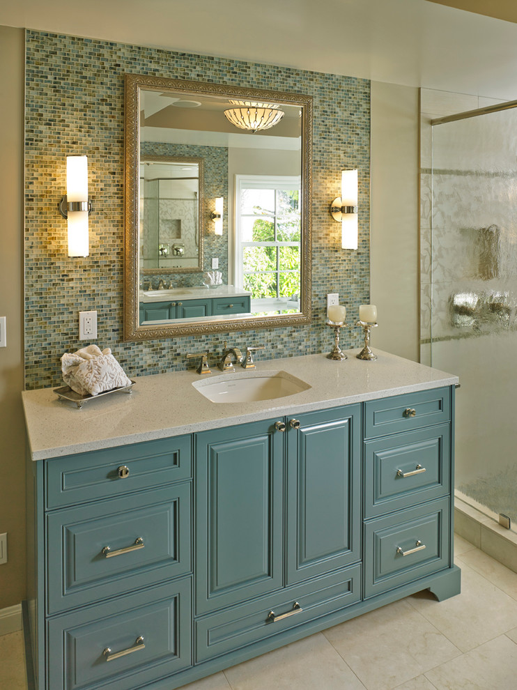 Bild på ett vintage badrum, med ett undermonterad handfat, luckor med upphöjd panel, blå skåp, blå kakel, mosaik, beige väggar och beiget golv