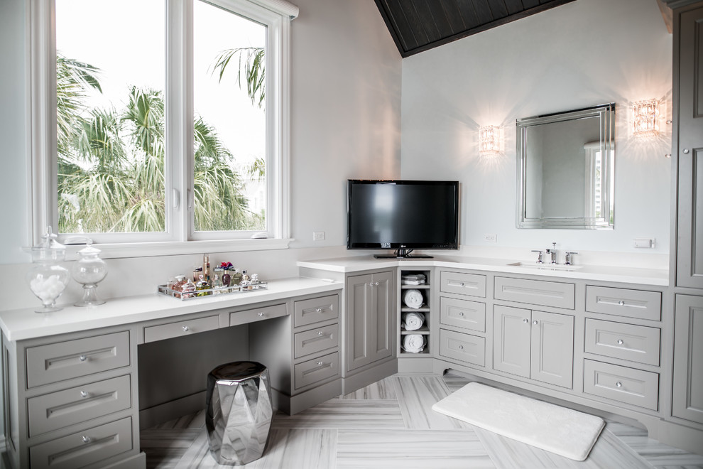 Inredning av ett modernt stort en-suite badrum, med luckor med infälld panel, grå skåp, ett fristående badkar, en toalettstol med hel cisternkåpa, grå väggar, klinkergolv i porslin, ett undermonterad handfat och bänkskiva i akrylsten