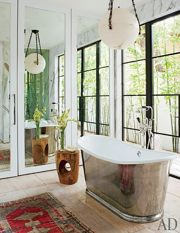 Foto di una grande stanza da bagno chic con vasca freestanding, top in marmo, piastrelle bianche, lastra di pietra, pareti bianche e parquet chiaro