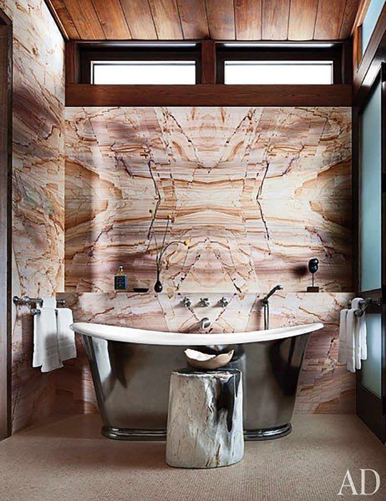Источник вдохновения для домашнего уюта: большая ванная комната в современном стиле с отдельно стоящей ванной, разноцветной плиткой, плиткой из листового камня и коричневыми стенами
