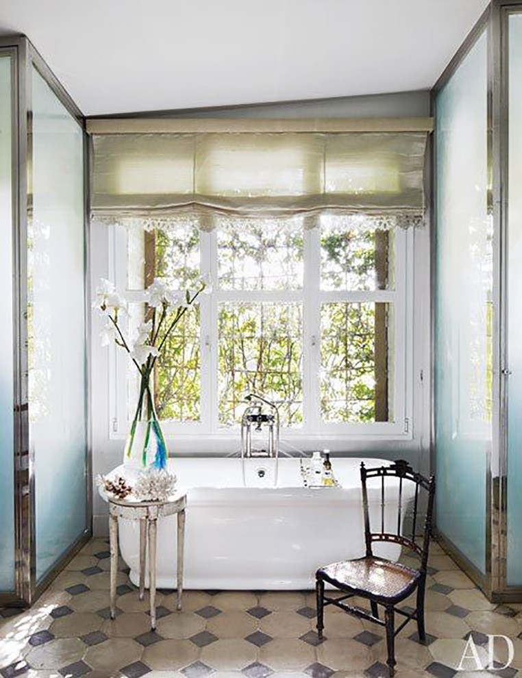 Bild på ett stort 50 tals badrum, med ett fristående badkar, en dubbeldusch, brun kakel, stenkakel, vita väggar och klinkergolv i porslin