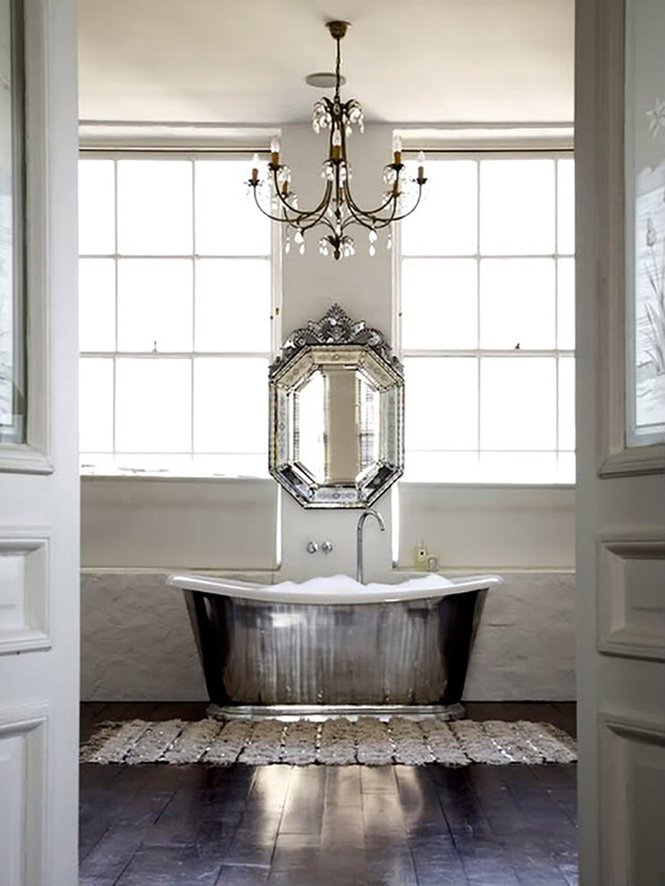 Foto di un'ampia stanza da bagno boho chic con vasca freestanding, parquet scuro e pareti bianche