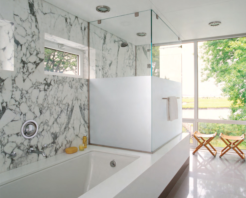 Пример оригинального дизайна: ванная комната в современном стиле с окном