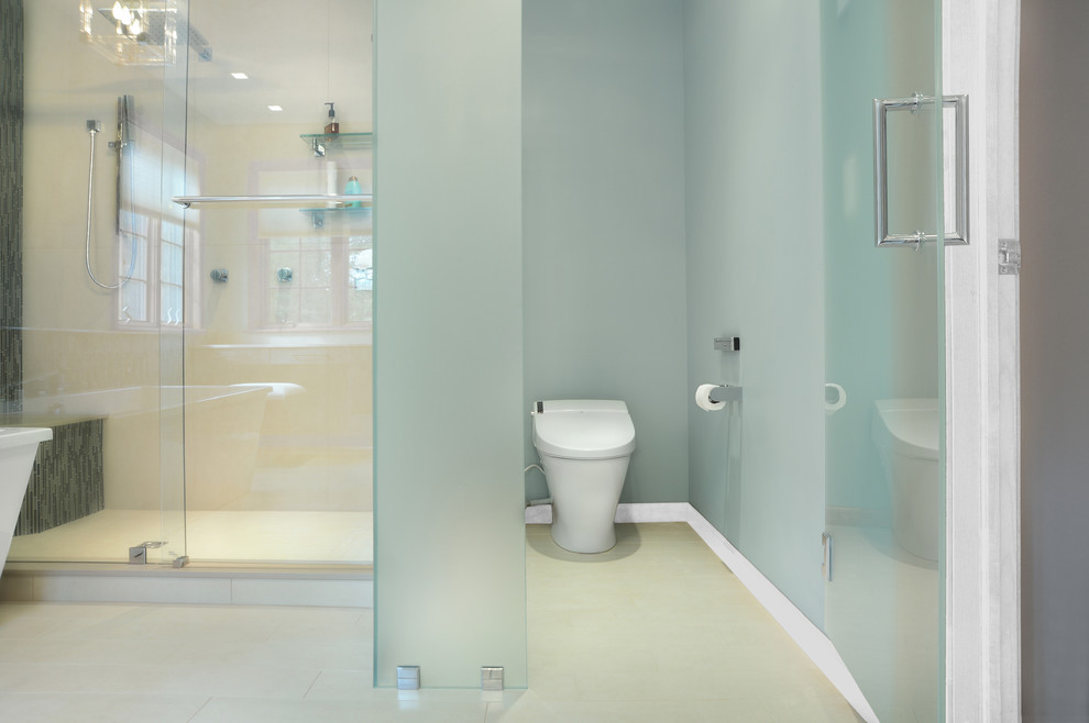 Bild på ett mellanstort funkis en-suite badrum, med ett fristående handfat, släta luckor, grå skåp, bänkskiva i kvarts, ett fristående badkar, en hörndusch, en bidé, blå kakel, mosaik, blå väggar och klinkergolv i porslin