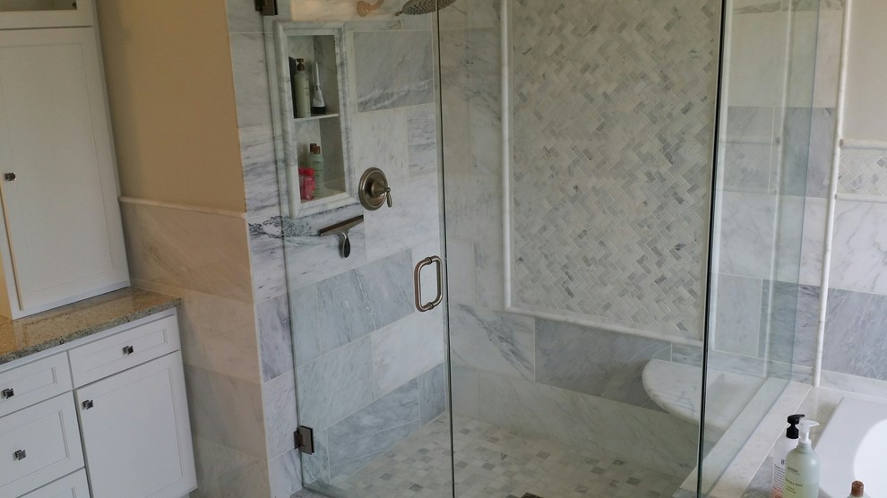 Inspiration pour une grande salle de bain principale traditionnelle avec un lavabo encastré, un placard à porte shaker, des portes de placard blanches, un plan de toilette en granite, une baignoire d'angle, une douche ouverte, un carrelage blanc, un carrelage de pierre, un mur gris, un sol en marbre, une cabine de douche à porte battante et un sol blanc.