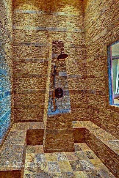 Источник вдохновения для домашнего уюта: главная ванная комната среднего размера в стиле фьюжн с фасадами с выступающей филенкой, темными деревянными фасадами, отдельно стоящей ванной, открытым душем, унитазом-моноблоком, бежевой плиткой, каменной плиткой, бежевыми стенами, полом из керамической плитки, накладной раковиной и столешницей из талькохлорита