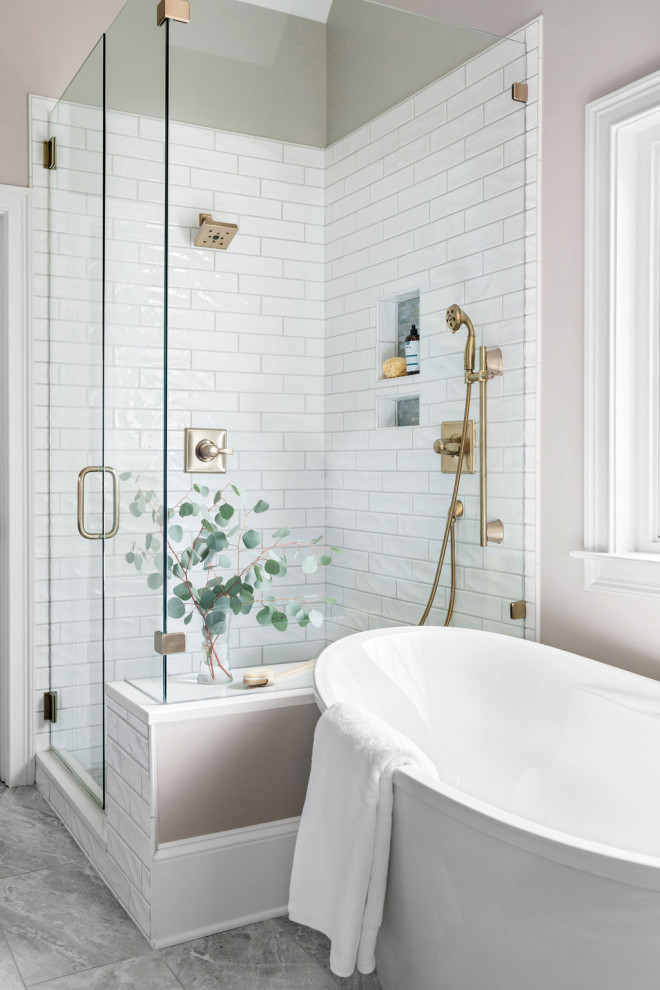 Свежая идея для дизайна: главная ванная комната среднего размера в стиле неоклассика (современная классика) с отдельно стоящей ванной, угловым душем, белой плиткой, керамогранитной плиткой, бежевыми стенами, полом из керамогранита, врезной раковиной, серым полом, сиденьем для душа, нишей и сводчатым потолком - отличное фото интерьера