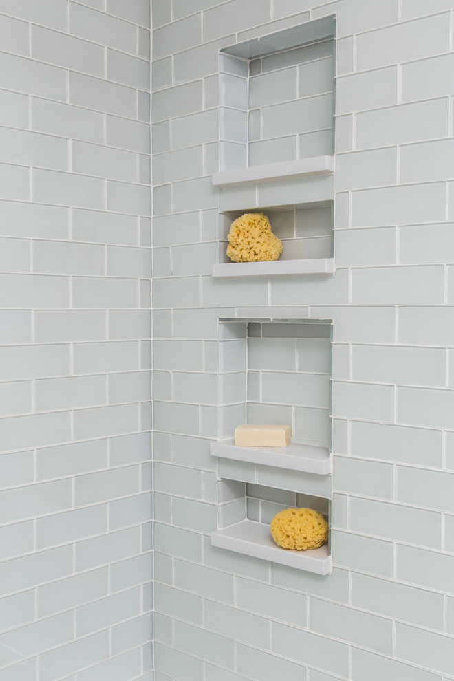 Idée de décoration pour une salle de bain design de taille moyenne pour enfant avec une baignoire en alcôve, un combiné douche/baignoire, un carrelage en pâte de verre, un sol gris et un carrelage gris.