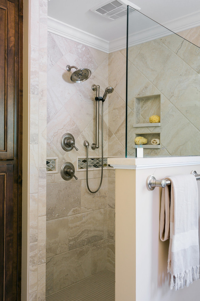 Inspiration för mellanstora klassiska en-suite badrum, med skåp i mellenmörkt trä, en kantlös dusch, beige kakel, ett undermonterad handfat, bänkskiva i kvarts, luckor med infälld panel, beige väggar och kalkstensgolv