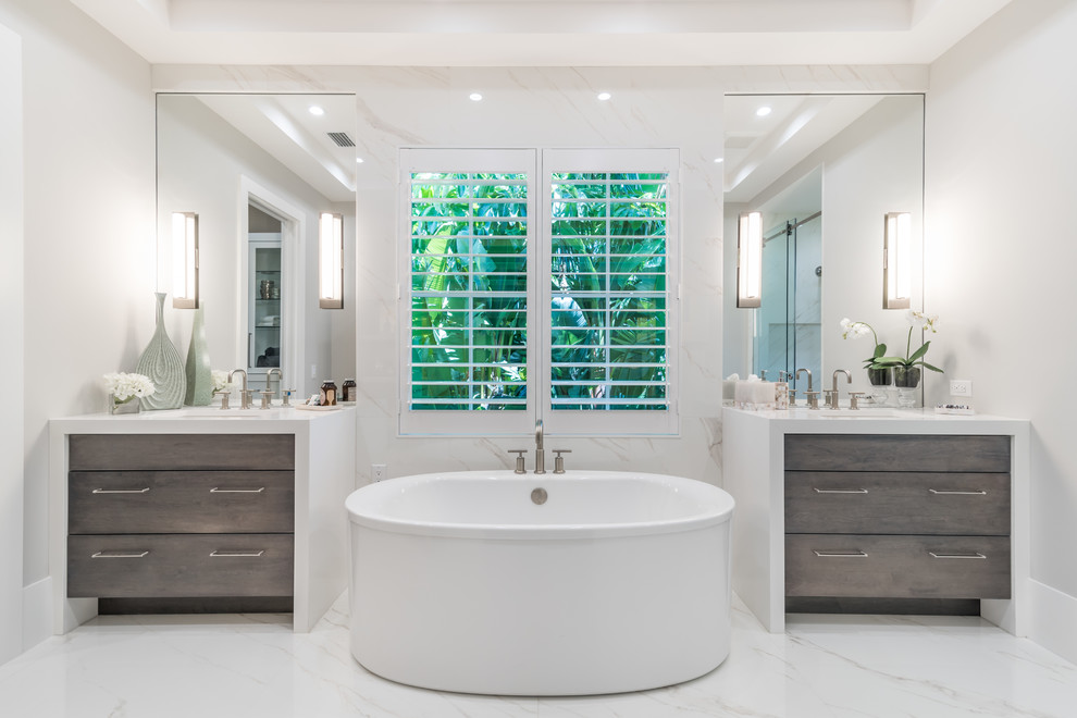 Esempio di una stanza da bagno padronale stile marinaro con ante lisce, ante in legno bruno, vasca freestanding, pareti bianche, lavabo sottopiano, pavimento bianco e top bianco