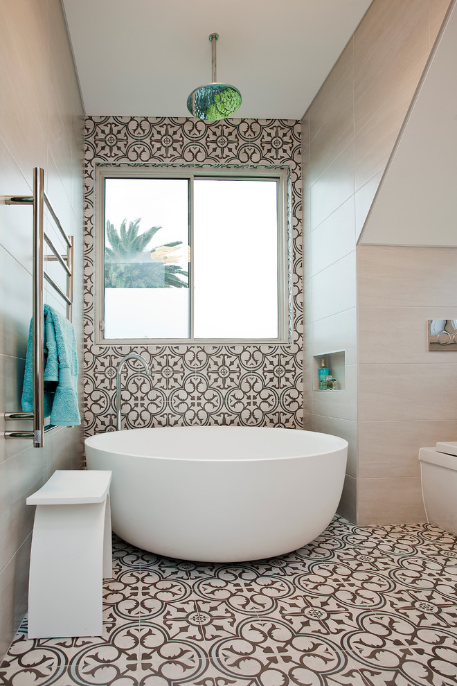 На фото: главная ванная комната среднего размера в стиле модернизм с гидромассажной ванной, бежевой плиткой, керамической плиткой, бежевыми стенами и полом из керамической плитки с