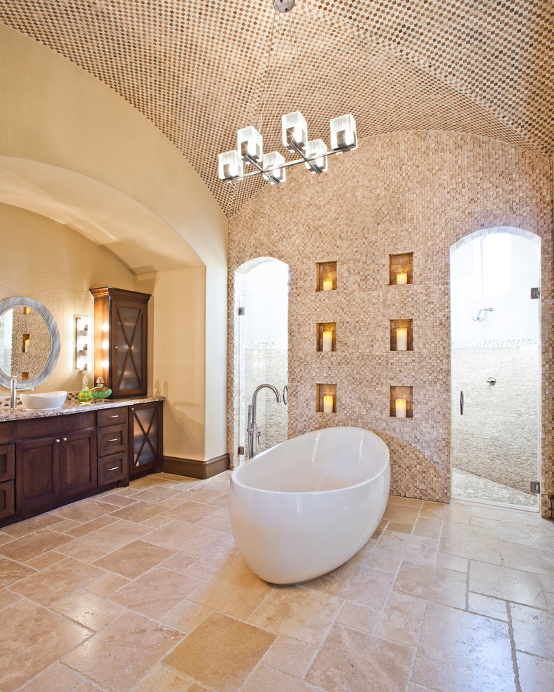 Modelo de cuarto de baño tradicional con lavabo sobreencimera y suelo beige