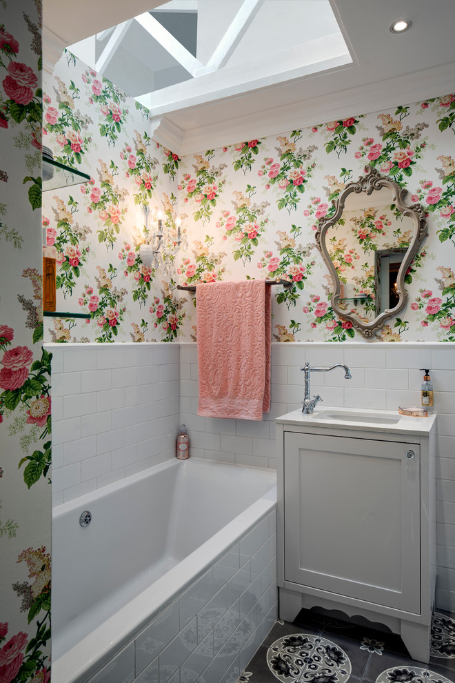 Idee per una stanza da bagno shabby-chic style con ante in stile shaker, ante bianche, vasca da incasso, piastrelle bianche, piastrelle diamantate, pareti multicolore e lavabo da incasso