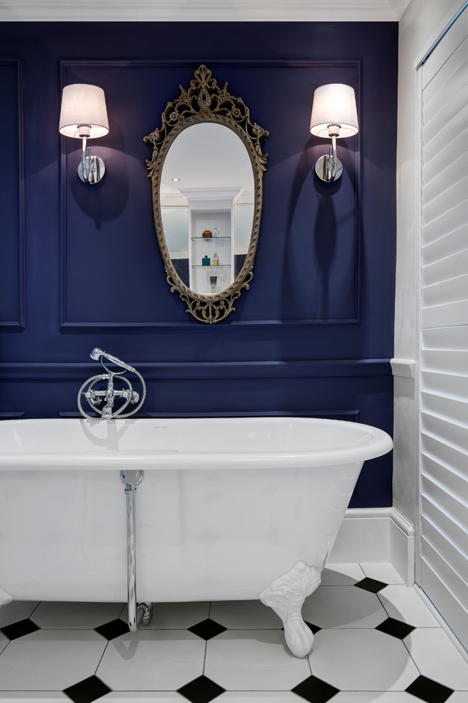 Ispirazione per una stanza da bagno tradizionale con vasca con piedi a zampa di leone e pareti blu