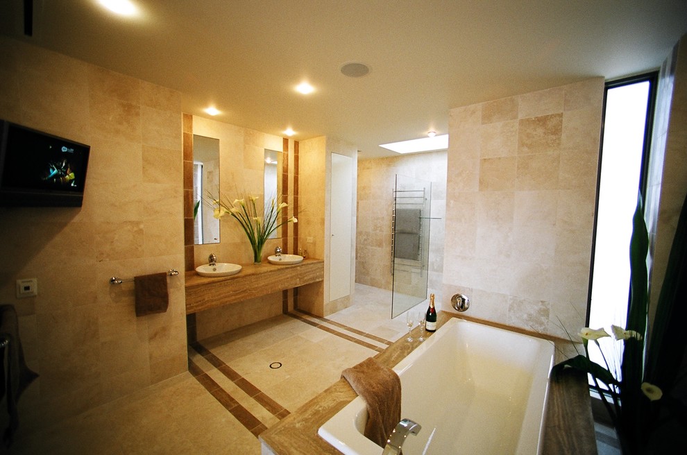 Источник вдохновения для домашнего уюта: ванная комната в стиле неоклассика (современная классика) с накладной раковиной, плоскими фасадами, накладной ванной, открытым душем, раздельным унитазом, каменной плиткой и полом из травертина