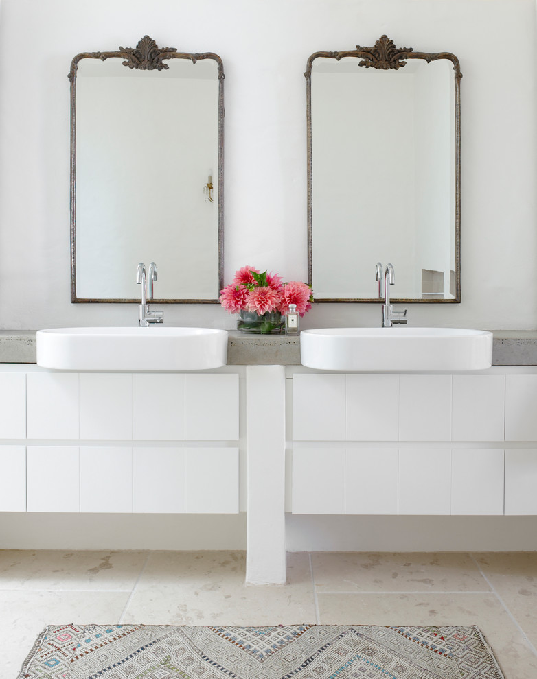 На фото: ванная комната в морском стиле с плоскими фасадами, столешницей из бетона и белыми стенами