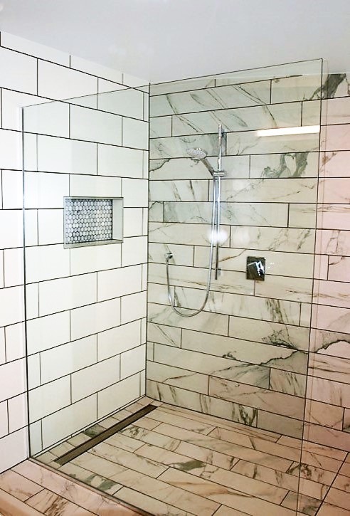 Idee per una stanza da bagno con doccia moderna con ante lisce, ante in legno scuro, doccia aperta, piastrelle multicolore, piastrelle in gres porcellanato, pareti bianche, pavimento in terracotta, lavabo sospeso e top in quarzo composito