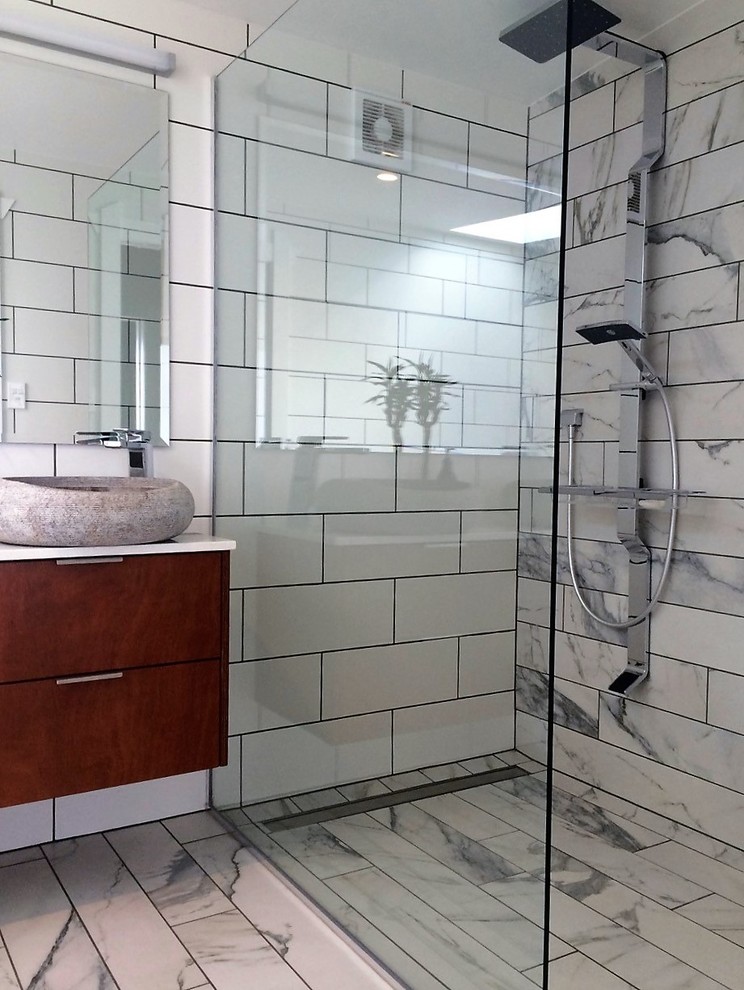 Idée de décoration pour une salle de bain principale minimaliste en bois brun avec un placard à porte plane, une douche ouverte, un carrelage multicolore, des carreaux de porcelaine, un mur blanc, tomettes au sol, un lavabo suspendu et un plan de toilette en quartz modifié.