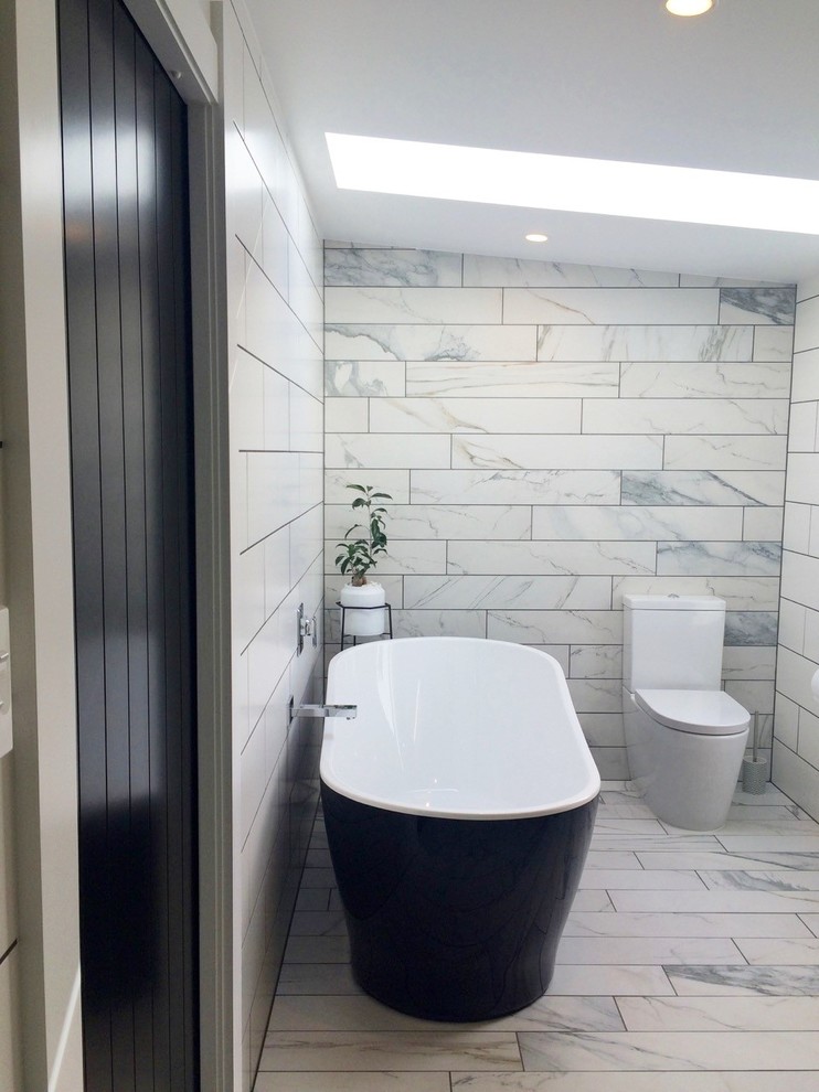 Modern inredning av ett en-suite badrum, med släta luckor, skåp i mellenmörkt trä, en öppen dusch, flerfärgad kakel, porslinskakel, vita väggar, klinkergolv i terrakotta, ett väggmonterat handfat och bänkskiva i kvarts