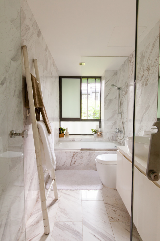 Свежая идея для дизайна: ванная комната в современном стиле с настольной раковиной, плоскими фасадами, белыми фасадами, ванной в нише, душем над ванной, унитазом-моноблоком, белой плиткой, белыми стенами и мраморным полом - отличное фото интерьера