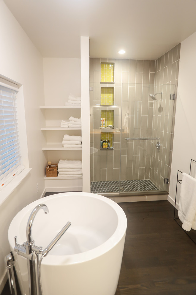 Immagine di una grande stanza da bagno padronale minimalista con vasca giapponese, doccia alcova, piastrelle in ceramica, pareti bianche, parquet scuro e nessun'anta