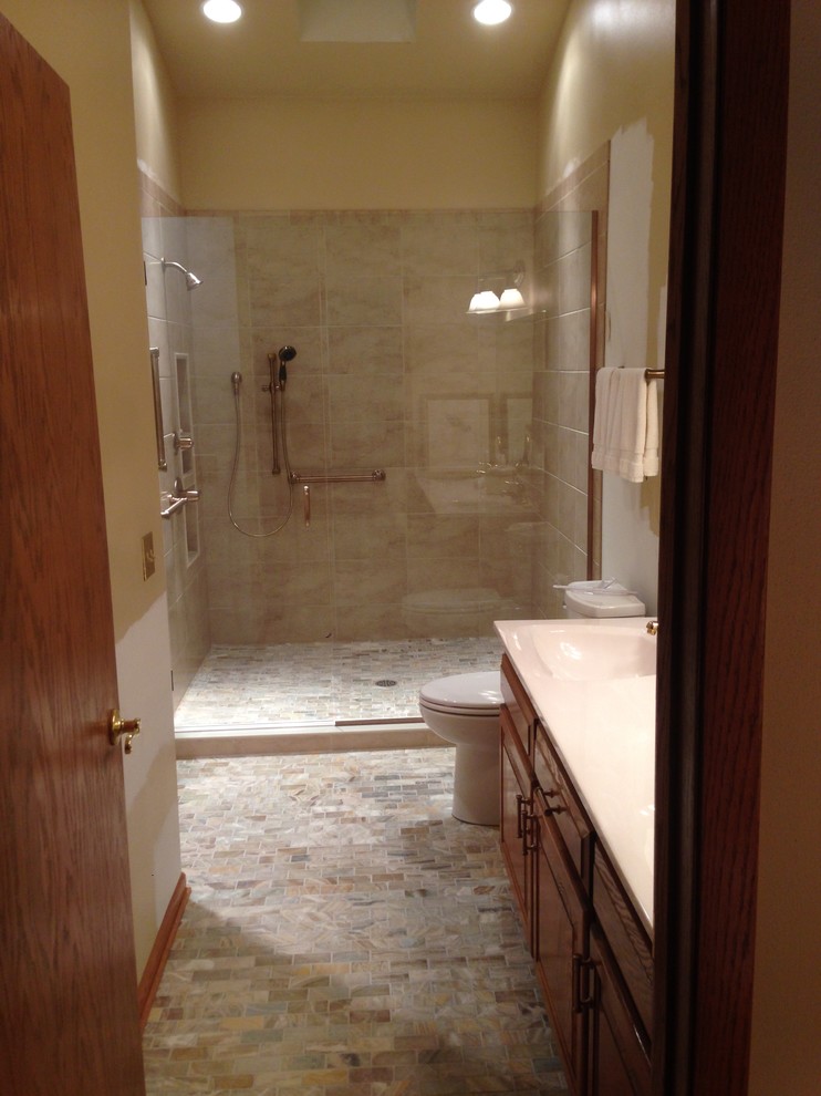 Idées déco pour une grande salle de bain principale classique en bois brun avec un placard avec porte à panneau surélevé, une douche ouverte, WC séparés, un carrelage beige, des carreaux de céramique, un mur beige, un sol en travertin, un lavabo encastré et un plan de toilette en quartz modifié.