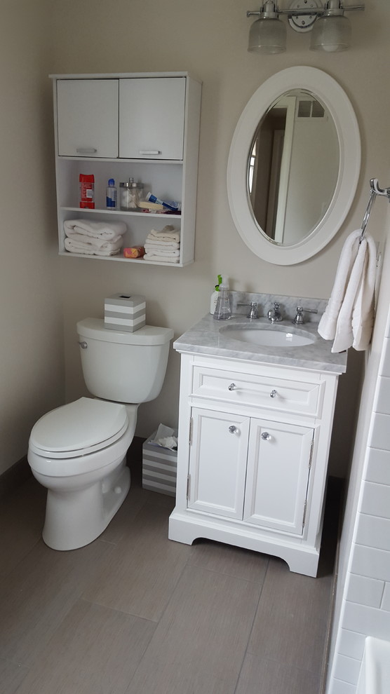 Cette photo montre une petite salle de bain craftsman pour enfant avec un placard à porte plane, des portes de placard blanches, WC séparés, un carrelage blanc, des carreaux de céramique, un mur gris, un sol en carrelage de porcelaine, un lavabo encastré et un plan de toilette en granite.