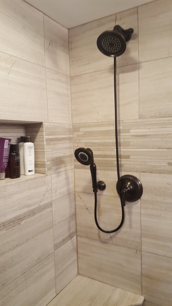 Immagine di una grande stanza da bagno padronale contemporanea con ante lisce, doccia alcova, piastrelle beige e piastrelle in ceramica
