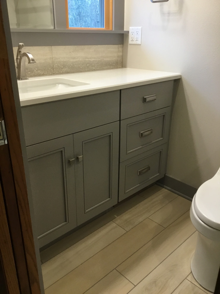 Idéer för små amerikanska en-suite badrum, med grå skåp, en dusch i en alkov, grå väggar, ett undermonterad handfat, bänkskiva i kvarts och dusch med gångjärnsdörr
