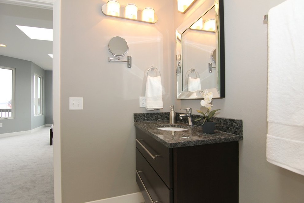 Kleines Modernes Duschbad mit flächenbündigen Schrankfronten, schwarzen Schränken, Wandtoilette mit Spülkasten, Keramikboden, Unterbauwaschbecken, Granit-Waschbecken/Waschtisch, grauer Wandfarbe und Duschnische in Wichita