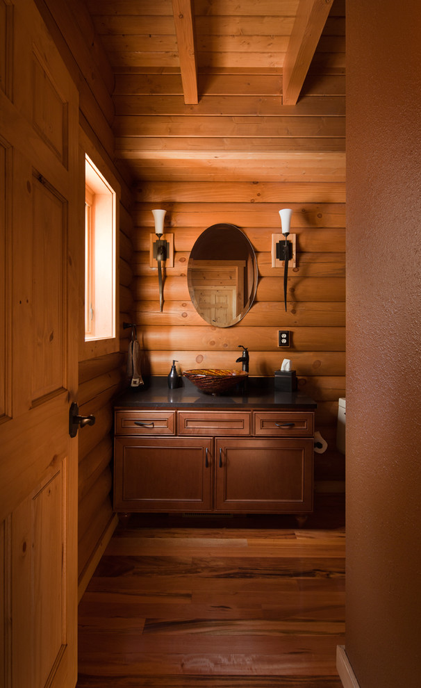 Esempio di una stanza da bagno padronale stile rurale di medie dimensioni con ante con riquadro incassato, ante in legno scuro, pavimento in legno massello medio, lavabo a bacinella e top in superficie solida