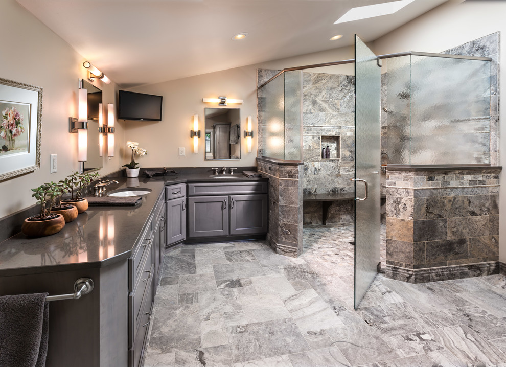 Idée de décoration pour une salle de bain design avec une douche d'angle et un lavabo encastré.