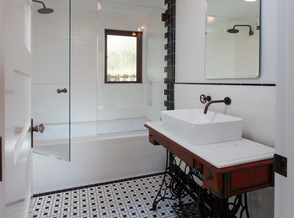 Idéer för att renovera ett mellanstort vintage badrum med dusch, med möbel-liknande, röda skåp, ett badkar i en alkov, en dusch/badkar-kombination, svart och vit kakel, porslinskakel, vita väggar, klinkergolv i keramik, ett fristående handfat, granitbänkskiva, flerfärgat golv och dusch med gångjärnsdörr