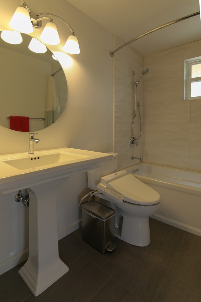 Пример оригинального дизайна: маленькая ванная комната в современном стиле с бежевой плиткой, раковиной с пьедесталом, ванной в нише, керамической плиткой, белыми стенами, полом из керамической плитки, душем над ванной, унитазом-моноблоком, душевой кабиной, столешницей из искусственного камня, коричневым полом и шторкой для ванной для на участке и в саду