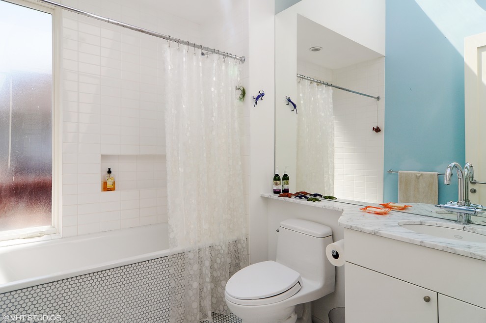 Пример оригинального дизайна: детская ванная комната среднего размера в стиле неоклассика (современная классика) с врезной раковиной, плоскими фасадами, белыми фасадами, мраморной столешницей, накладной ванной, душем над ванной, унитазом-моноблоком, белой плиткой, керамической плиткой, синими стенами и полом из керамической плитки
