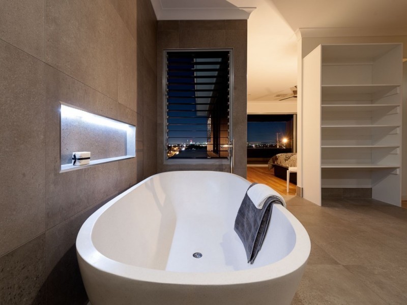 Стильный дизайн: главная ванная комната среднего размера в современном стиле с плоскими фасадами, белыми фасадами, отдельно стоящей ванной, серой плиткой, цементной плиткой, серыми стенами, полом из цементной плитки, настольной раковиной и серым полом - последний тренд