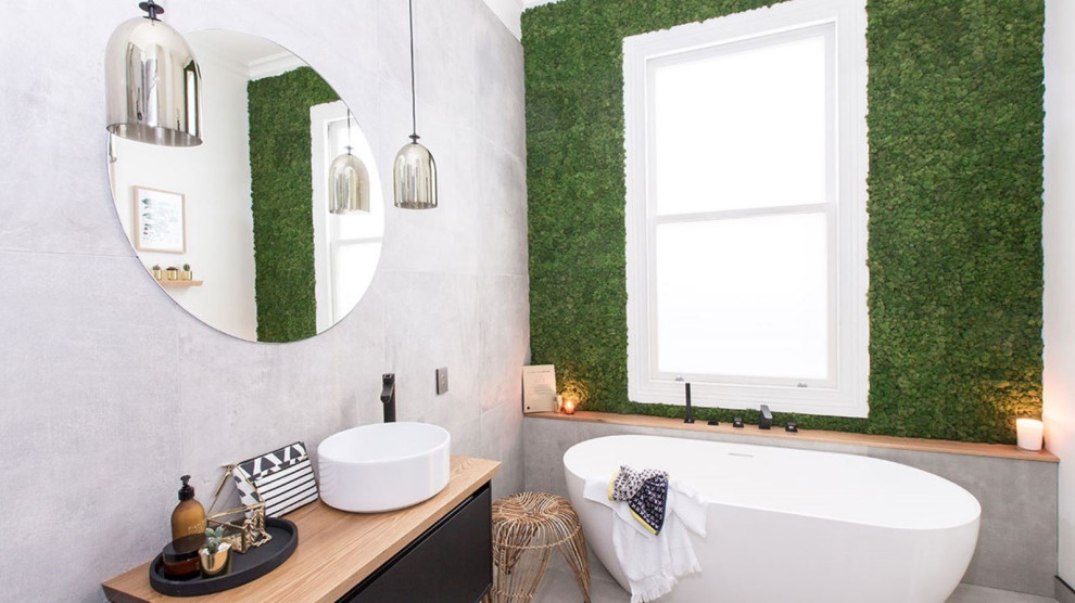 Exempel på ett mellanstort shabby chic-inspirerat brun brunt badrum för barn, med släta luckor, svarta skåp, ett fristående badkar, våtrum, en toalettstol med hel cisternkåpa, grå kakel, keramikplattor, klinkergolv i keramik, ett fristående handfat, laminatbänkskiva, grått golv, med dusch som är öppen och gröna väggar