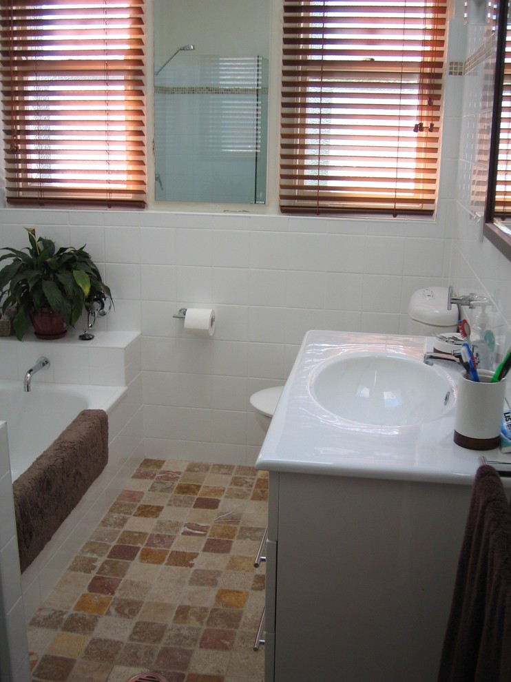 На фото: маленькая ванная комната в стиле кантри с унитазом-моноблоком и каменной плиткой для на участке и в саду с