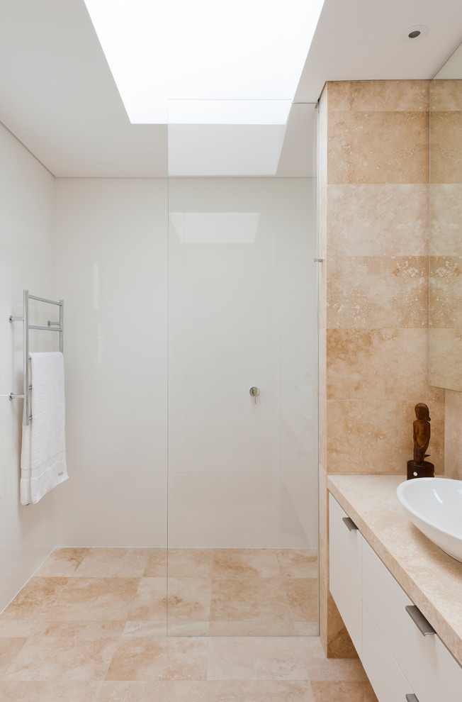 Ejemplo de cuarto de baño principal moderno con ducha a ras de suelo, suelo de baldosas de porcelana, encimera de granito y ducha abierta