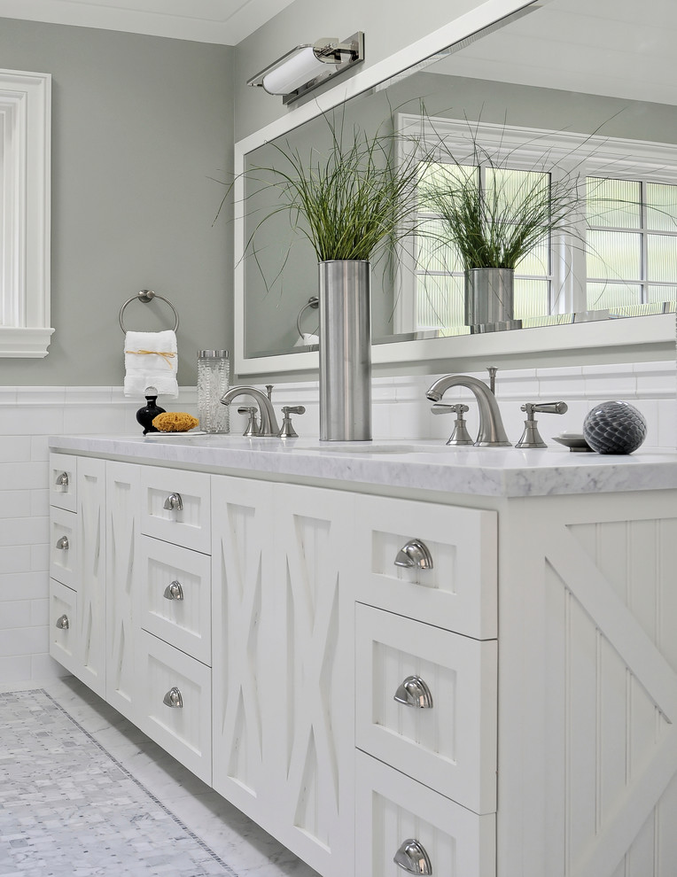 Foto di una stanza da bagno chic con top in marmo, pareti grigie, lavabo sottopiano, ante bianche e pavimento con piastrelle a mosaico