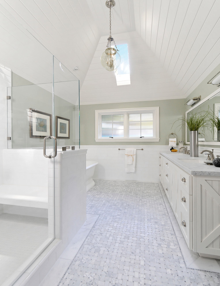 На фото: ванная комната в классическом стиле с мраморной столешницей и серой плиткой с