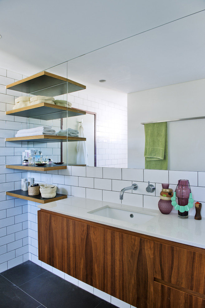 Пример оригинального дизайна: ванная комната в стиле ретро с керамической плиткой, врезной раковиной, белой плиткой и белыми стенами