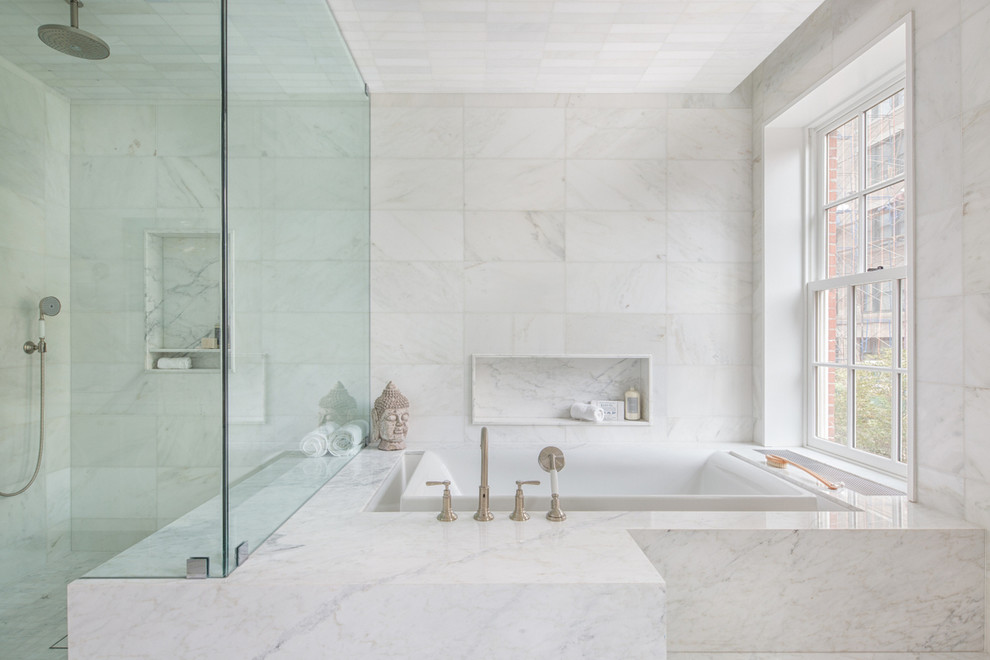 Стильный дизайн: ванная комната в современном стиле с накладной ванной, угловым душем, белой плиткой и белыми стенами - последний тренд