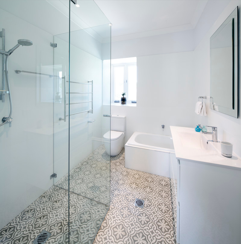 Стильный дизайн: большая ванная комната в стиле неоклассика (современная классика) с белыми фасадами, фасадами в стиле шейкер и полом из бамбука - последний тренд