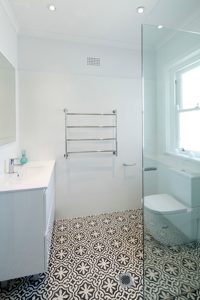Идея дизайна: большая ванная комната в стиле неоклассика (современная классика) с белыми фасадами, фасадами в стиле шейкер и полом из бамбука
