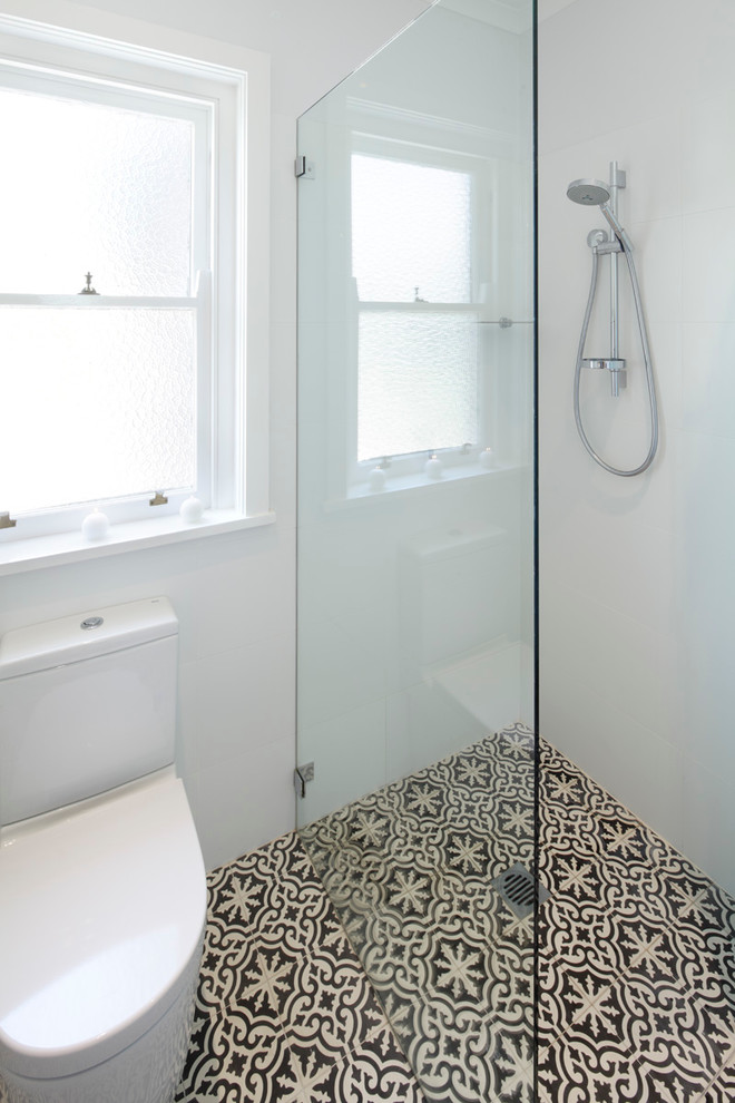 Cette image montre une grande salle de bain traditionnelle avec des portes de placard blanches, un placard à porte shaker et parquet en bambou.
