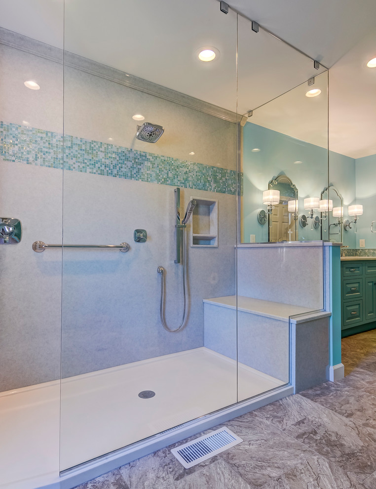 Diseño de cuarto de baño principal costero con armarios con paneles con relieve